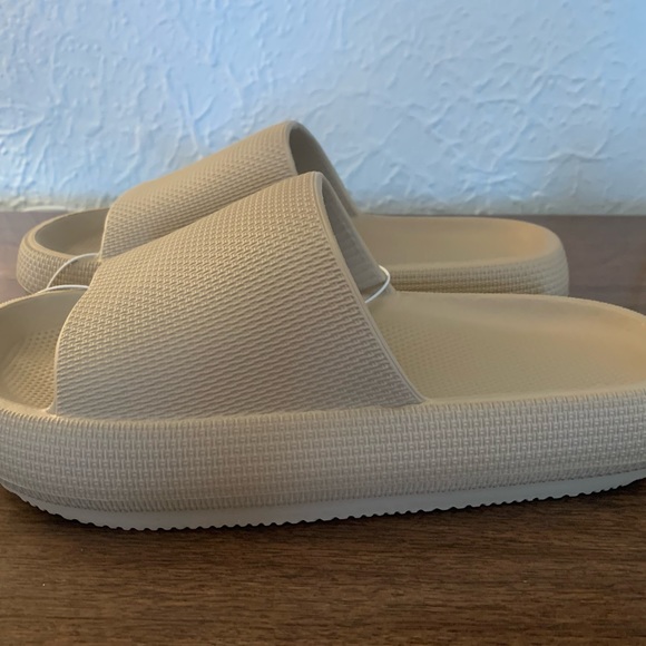 Sootheez 3D Sandals - Picture 1 of 4